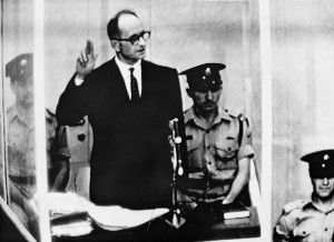 Adolf Eichmann in zijn glazen kooi tijdens het proces
