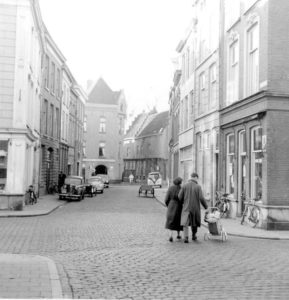 Korenbrugstraat 1955, de auto rukt op.